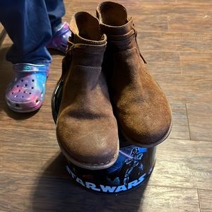Size9 suede Born brown ankle boot